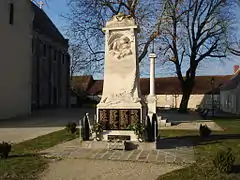 Le monument aux morts en 2012.