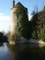 La tour de l'ancienne enceinte fortifiée en 2012.