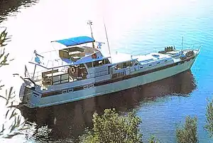 La Bouffonne au mouillage en Méditerranée