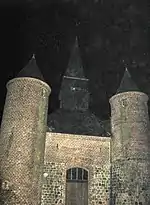 L'église fortifiée, aperçue de nuit.