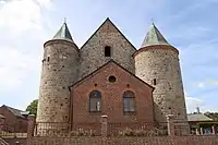 Chevet de l'église également encadré de deux tours.