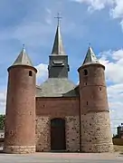 Façade de l'église flanquée de ses deux tours fortifiées.