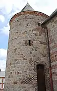 Tour sud de la façade avec des meurtrières et une porte permettant l'accès à la salle de refuge.