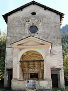 La façade de la chapelle avec le porche