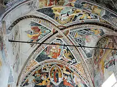 Peintures du chœur : au chevet, Assomption de Marie, sur la voûte, les quatre évangélistes.