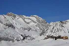 La pointe Dzérat (au centre) et la pointe du Midi (à gauche) vues depuis les pentes du mont Lachat de Châtillon au sud.