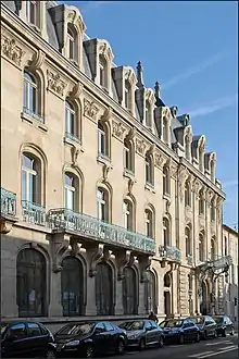 Façade sur la rue Poincaré