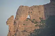Détail de la montagne de Montserrat présentant une trouée triangulaire.