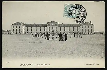 La caserne Charras à Courbevoie, jumelle de Saint-Denis.