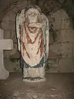 Statue polychrome de saint Denis, dans la crypte.