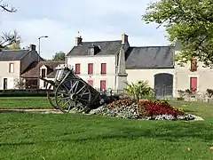 Décor fleuri au nord de l'église.