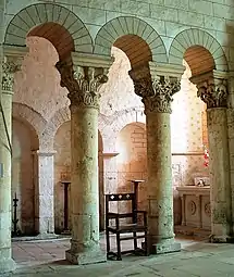 Colonnes séparant une absidiole du sanctuaire