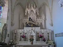 Pietà et autel : cet autel, situé dans une chapelle latérale, était l'autel paroissial.