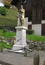 Le monument aux morts à La Chapelle.