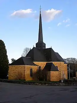 Église Saint-Joseph et monument aux morts de La Chapelle-Bouëxic