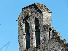 Clocher-mur du prieuré avec modillon sculpté.