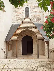 Entrée de l'église et son caquetoire.