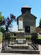 Le monument aux morts et l'église.