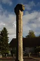 La croix de cimetière du XVe siècle près de l'église.