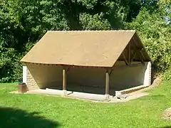 Lavoir couvert.