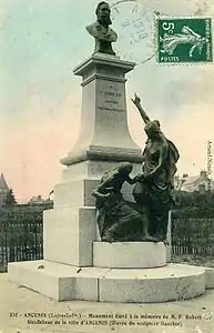 La Charité et le buste du monument à Francis Robert« Monument à Francis Robert à Ancenis », sur À nos grands hommes,« Monument à Francis Robert à Ancenis », sur e-monumen