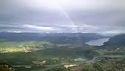 Partie méridionale de la Chautagne depuis le Grand Colombier (vue vers le SE) ; au fond le lac du Bourget ; au premier plan le Rhône