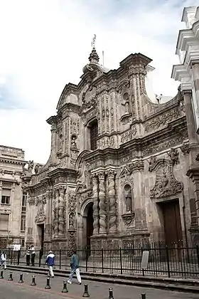 Façade de l'église, à Quito