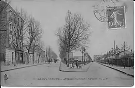 L'avenue à l'angle de l'avenue Pasteur.