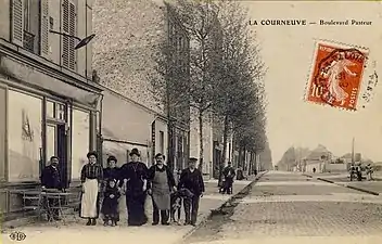 La Courneuve, boulevard Pasteur: Un café.