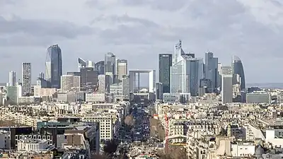 Vue de la Défense depuis l'Arc de Triomphe, à Paris.