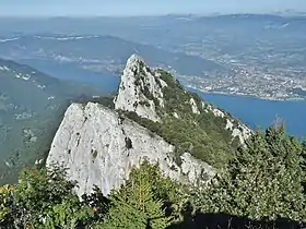 Vue de la dent du Chat depuis Molard Noir (1 443 m), à l'ouest, surplombant le lac du Bourget ; Aix-les-Bains est à l'arrière-plan le long de la rive est du lac.
