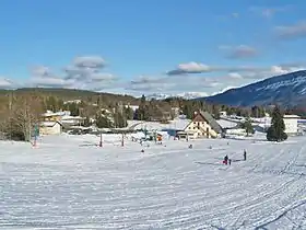 Vue de la Féclaz en hiver avec la montagne de Lachat sur la gauche et le mont Margériaz sur la droite.