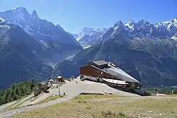 Vue de la gare d'arrivée du téléphérique de la Flégère avec en arrière-plan le massif du Mont-Blanc et notamment la Mer de Glace.