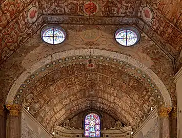 Vue d'ensemble du décor peint du chœur, de l'arc diaphragme et d'une partie de la nef.