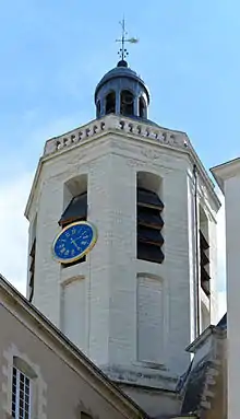 Photographie présentant la « tour de pierre », qui abrite le clocher de l'église.