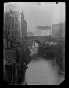 La Garonnette et un bateau-lavoir le long de la descente de la Halle-aux-Poissons (à droite), par Eugène Trutat (vers 1900, Archives municipales).