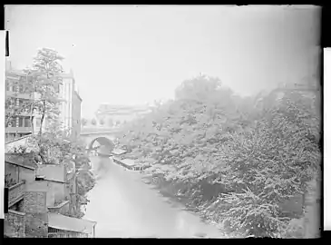 La Garonnette et un bateau-lavoir le long de la descente de la Halle-aux-Poissons (à droite), par Eugène Trutat (s. d., Muséum de Toulouse).