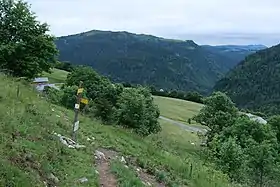 Vue depuis les hauteurs de la Giettaz au nord-ouestde la tête du Torraz (à gauche) dominantles gorges de l'Arrondine (à droite).