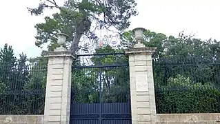 Portail donnant accès au jardin et château