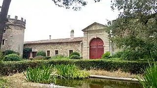 Ancienne porte d'accès à la caserne et tour avec merlons