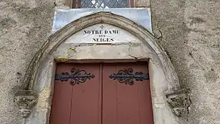 La porte d'accès à la chapelle Notre-Dame-des-Neiges