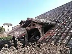 La Halle de La Côte-Saint-André, vue sur le toit et une lucarne