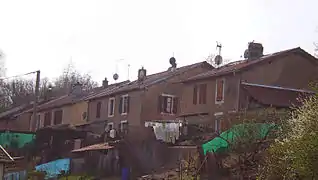 Rangées de quatre maisons vues en contre plongée.