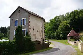 Bâtiment haut et étroit.