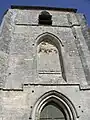 Clocher de l'église avec vue sur le portail et sur la baie murée.