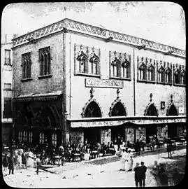 Le bâtiment avec l'enseigne « Café de France » vers 1900.