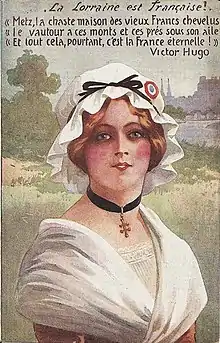 Carte postale de propagande française pour la récupération de la Moselle. La Lorraine est personnifiée par une femme qui porte une croix de Lorraine en pendentif et une cocarde tricolore sur son bonnet.