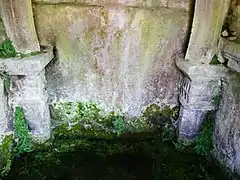 Les colonnes à l'intérieur de la fontaine.