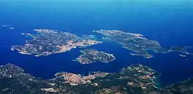 Au centre, Santo Stefano, entre les îles de La Maddalena (en haut à gauche) et Caprera, et la côte nord de Sardaigne.