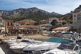 Le sommet de Béouveyre vu depuis le port de la Madrague de Montredon.